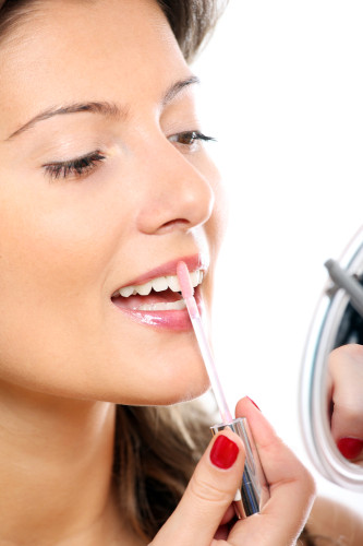 Öko-Test takes a closer look at lip gloss Öko-Test takes a closer look at lip gloss